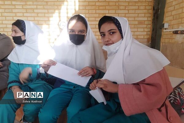 برگزاری مسابقه پرتاب موشک کاغذی ویژه دانش‌آموزان در آباده