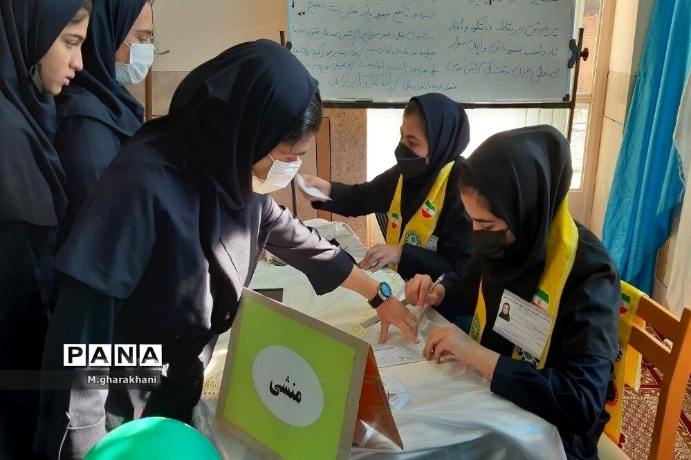 برگزاری انتخابات شورای دانش‌آموزی دبیرستان مکتبی