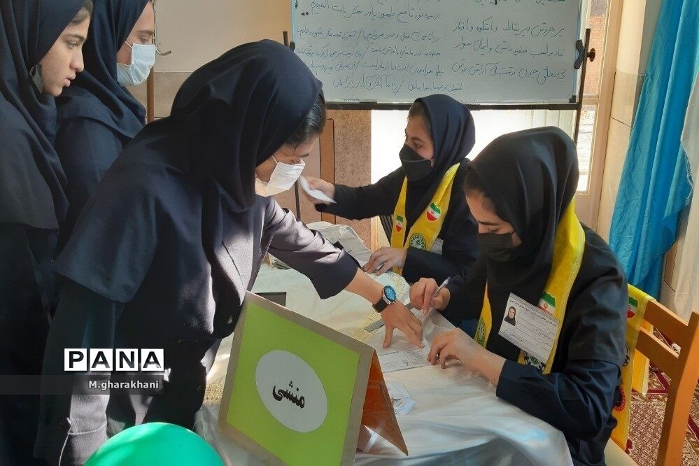 برگزاری انتخابات شورای دانش‌آموزی دبیرستان مکتبی