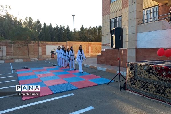 تقدیر از دانش‌آموزان منتخب مسابقات دبیرستان خوارزمی رباط‌ کریم