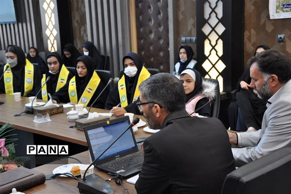 نشست صمیمی مدیر سازمان دانش‌آموزی استان اصفهان با خبرنگاران پانا‌ آران و بیدگل