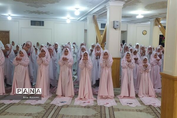اقامه نماز جماعت توسط دانش‌آموزان ابتدایی مدرسه شهید‌غیوری شهرری