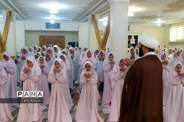 اقامه نماز جماعت توسط دانش‌آموزان ابتدایی مدرسه شهید‌غیوری شهرری