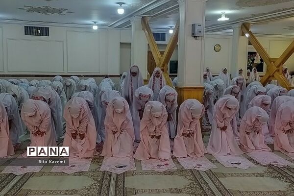 اقامه نماز جماعت توسط دانش‌آموزان ابتدایی مدرسه شهید‌غیوری شهرری