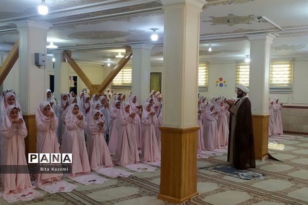 اقامه نماز جماعت توسط دانش‌آموزان ابتدایی مدرسه شهید‌غیوری شهرری
