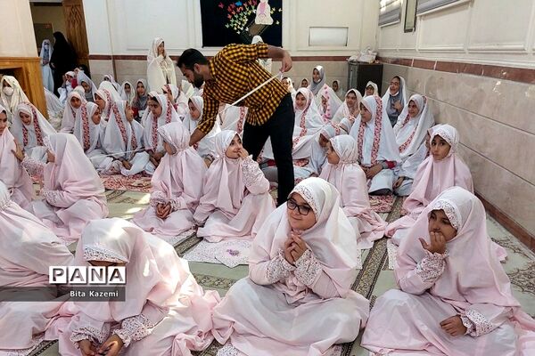 اقامه نماز جماعت توسط دانش‌آموزان ابتدایی مدرسه شهید‌غیوری شهرری