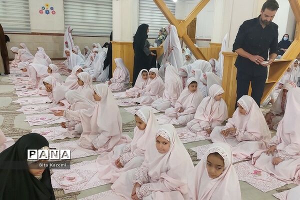اقامه نماز جماعت توسط دانش‌آموزان ابتدایی مدرسه شهید‌غیوری شهرری