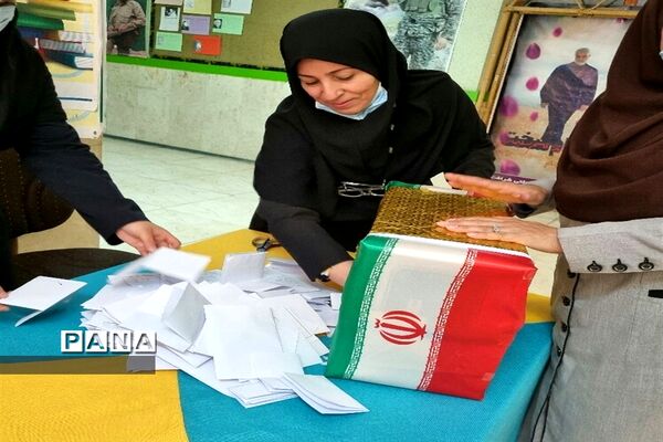 برگزاری انتخابات شورای دانش‌آموزی دبیرستان نمونه دولتی شرافت ساوجبلاغ