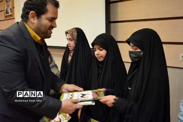 آشنایی با تشریح و تبیین برنامه‌های ستاد شاهد با دانش‌آموزان طرح پراکنده شاهد در مدارس ناحیه یک مشهد