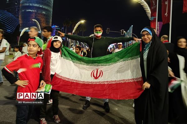 حمایت دانش‌آموزان ایرانی مقیم قطر از تیم ملی فوتبال ایران