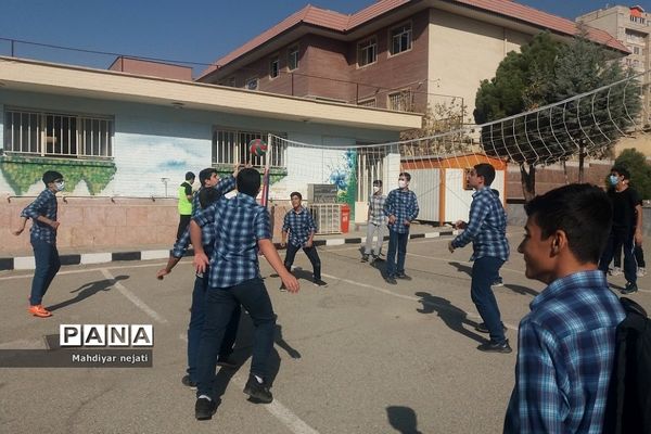 برگزاری مسابقات ورزشی ویژه هفته بسیج در مدرسه شهید بهشتی رودهن