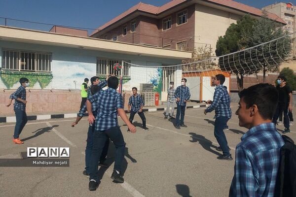 برگزاری مسابقات ورزشی ویژه هفته بسیج در مدرسه شهید بهشتی رودهن