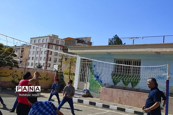برگزاری مسابقات ورزشی ویژه هفته بسیج در مدرسه شهید بهشتی رودهن