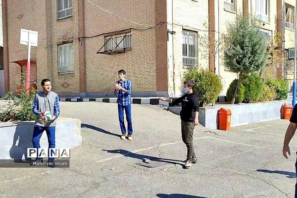 برگزاری مسابقات ورزشی ویژه هفته بسیج در مدرسه شهید بهشتی رودهن