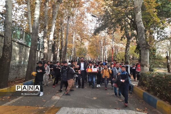 تجدید پیمان فرهنگیان و دانش‌آموزان با آرمان‌های انقلاب در حسینیه جماران