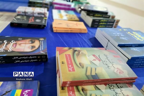 نمایشگاه کتاب، دنیای جلدهای رنگارنگ در پاکدشت