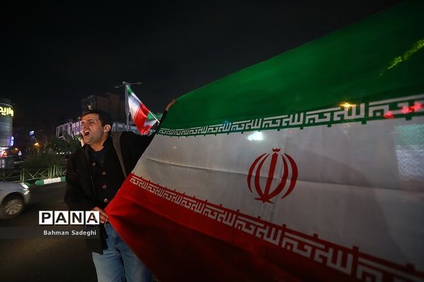 شادی مردم تهران پس از پیروزی ایران مقابل ولز