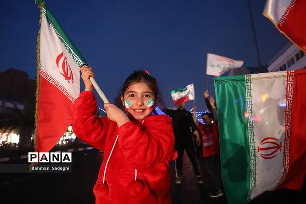 شادی مردم تهران پس از پیروزی ایران مقابل ولز