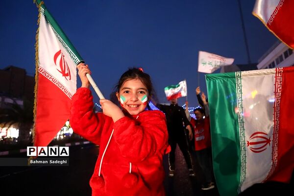 شادی مردم تهران پس از پیروزی ایران مقابل ولز
