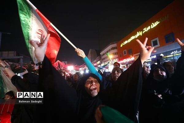 شادی مردم تهران پس از پیروزی ایران مقابل ولز
