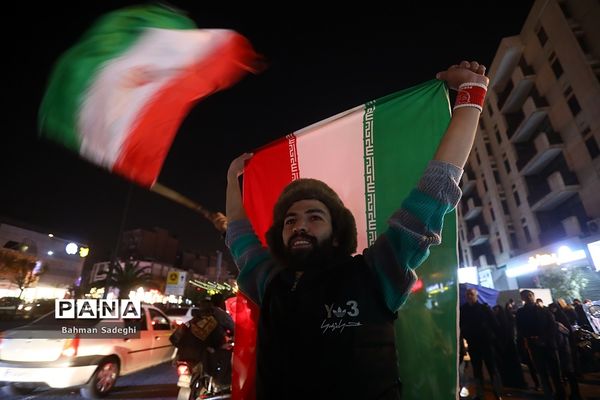 شادی مردم تهران پس از پیروزی ایران مقابل ولز