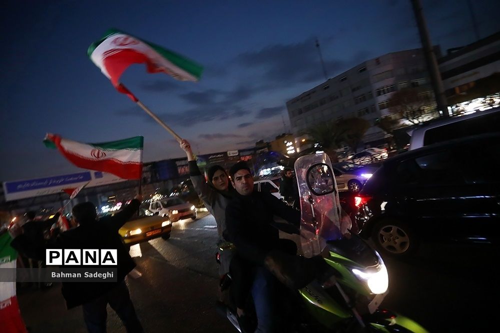 شادی مردم تهران پس از پیروزی ایران مقابل ولز