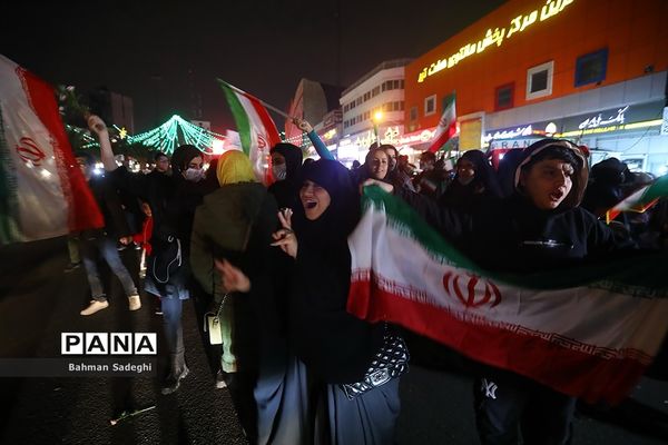 شادی مردم تهران پس از پیروزی ایران مقابل ولز