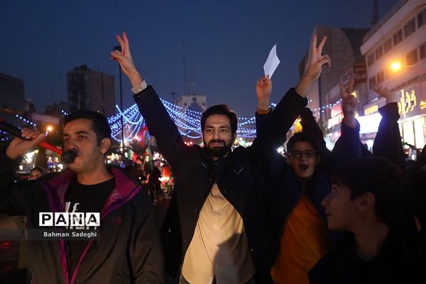 شادی مردم تهران پس از پیروزی ایران مقابل ولز