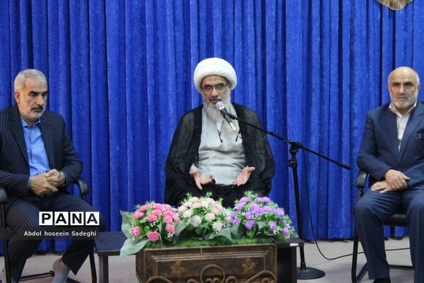 نشست صمیمی  یوسف نوری  وزیر آموزش و پرورش و هیئت همراه  با نماینده ولی فقیه در استان و امام جمعه بوشهر