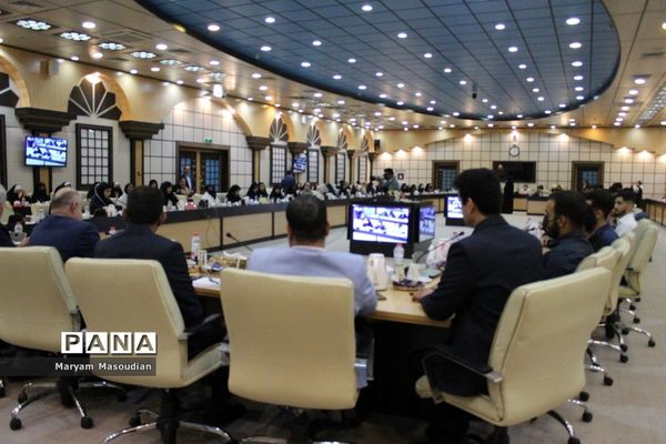 نشست صمیمی وزیر آموزش و پرورش با نمایندگان تشکل‌های دانش‌آموزی استان بوشهر