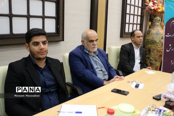 نشست صمیمی وزیر آموزش و پرورش با نمایندگان تشکل‌های دانش‌آموزی استان بوشهر