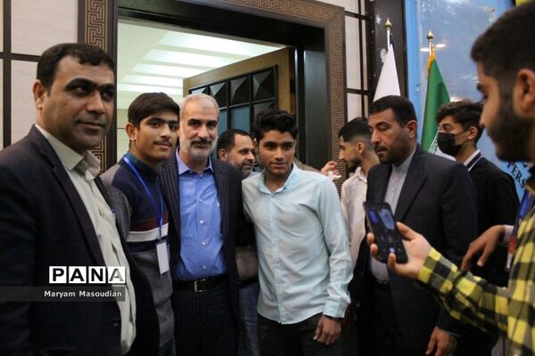 نشست صمیمی وزیر آموزش و پرورش با نمایندگان تشکل‌های دانش‌آموزی استان بوشهر