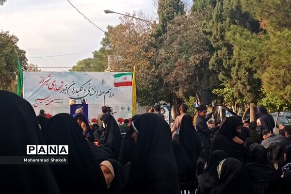 مراسم عطرافشانی و گلباران قبور شهدای شیراز به مناسب هفته بسیج در گلزار شهدا برگزار شد