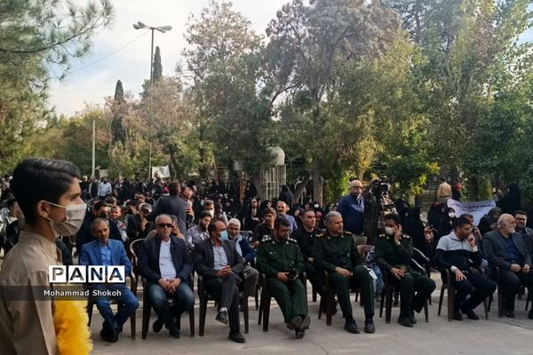 مراسم عطرافشانی و گلباران قبور شهدای شیراز به مناسب هفته بسیج در گلزار شهدا برگزار شد