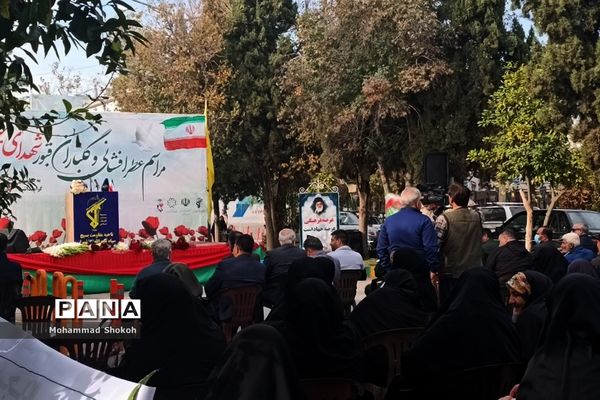 مراسم عطرافشانی و گلباران قبور شهدای شیراز به مناسب هفته بسیج در گلزار شهدا برگزار شد