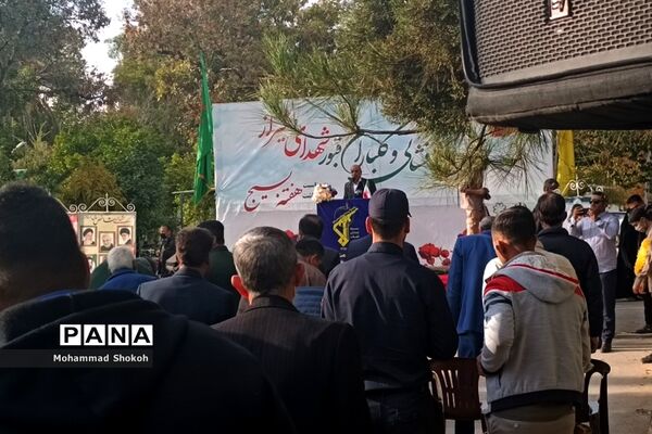 مراسم عطرافشانی و گلباران قبور شهدای شیراز به مناسب هفته بسیج در گلزار شهدا برگزار شد
