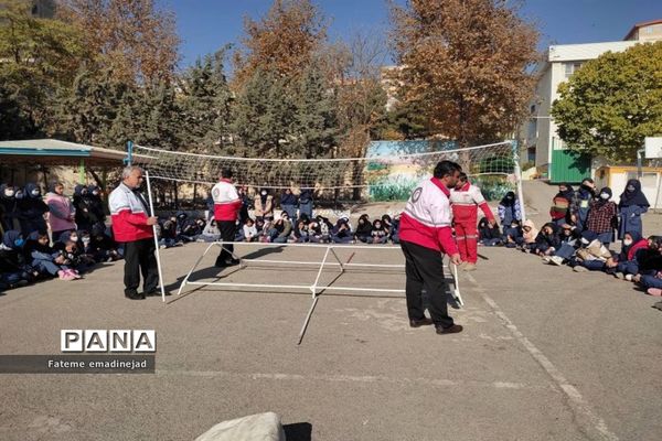 برگزاری مانور آموزشی و عملیاتی اسکان پس از زلزله در مدرسه  تربیت رودهن