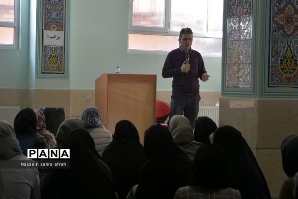 برگزاری جلسات آموزش خانواده در مدارس رودهن