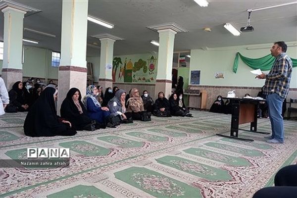برگزاری جلسات آموزش خانواده در مدارس رودهن