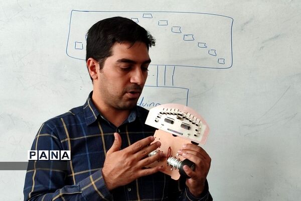 کلاس‌های مقدماتی رباتیک در مدرسه استعدادهای درخشان شهید‌‌بهشتی رودهن