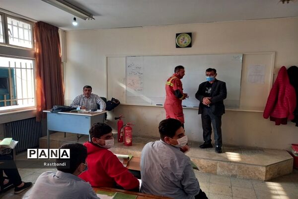 آموزش آتش‌نشانی در دبیرستان فرهنگ عرفان منطقه ۱۳