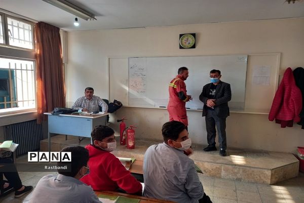 آموزش آتش‌نشانی در دبیرستان فرهنگ عرفان منطقه ۱۳