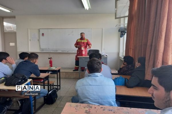 آموزش آتش‌نشانی در دبیرستان فرهنگ عرفان منطقه ۱۳