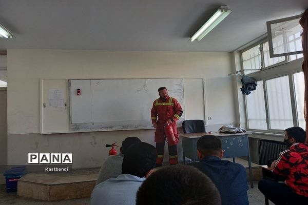 آموزش آتش‌نشانی در دبیرستان فرهنگ عرفان منطقه ۱۳
