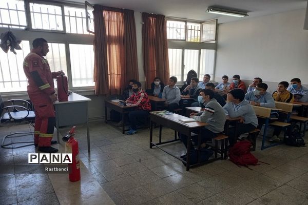 آموزش آتش‌نشانی در دبیرستان فرهنگ عرفان منطقه ۱۳