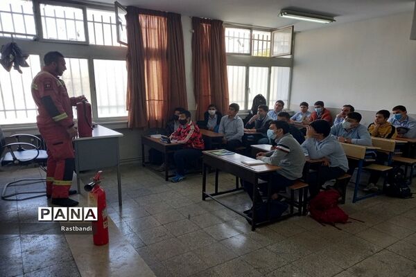 آموزش آتش‌نشانی در دبیرستان فرهنگ عرفان منطقه ۱۳