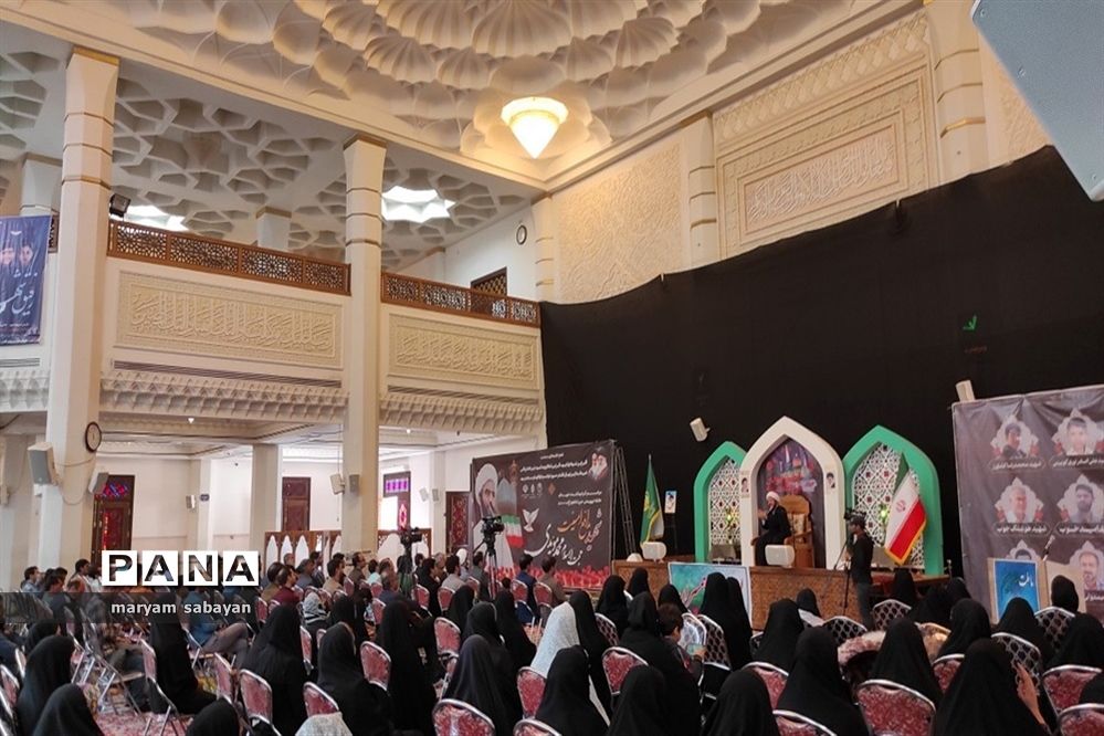 کارگاه آموزشی «بی‌هویتی زن در فرهنگ غرب و فروپاشی خانواده» در حرم مطهر شاهچراغ