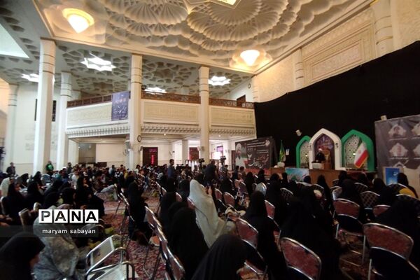 کارگاه آموزشی «بی‌هویتی زن در فرهنگ غرب و فروپاشی خانواده» در حرم مطهر شاهچراغ