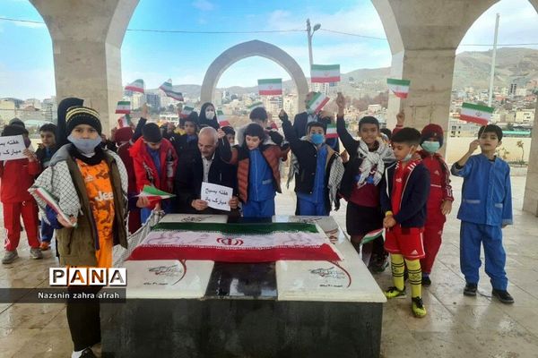 غبارروبی مزار شهدا توسط دانش‌آموزان رودهن در هفته بسیج
