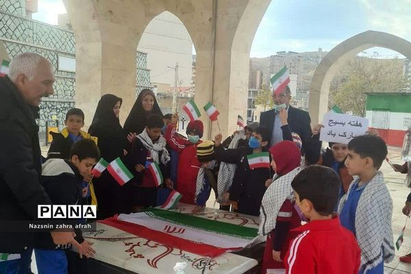 غبارروبی مزار شهدا توسط دانش‌آموزان رودهن در هفته بسیج